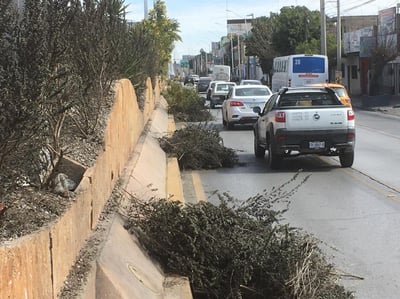 La situación provocó que los automovilistas tuvieran que invadir el carril de la derecha. (FERNANDO COMPEÁN)