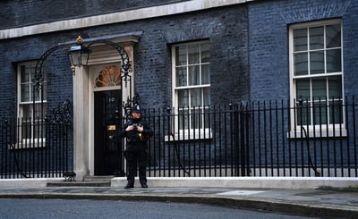 La Policía Metropolitana de Londres, Scotland Yard, examina 'aceleradamente' más de 300 imágenes y 500 páginas de información para decidir a qué testigos de las fiestas que tuvieron lugar en Downing Street durante la pandemia (el llamado 'Partygate') interrogará para su investigación. (ARCHIVO) 