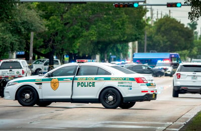 Dos ladrones fueron arrestados en Miami (EUA) tras volver un día después al mismo banco desde el que siguieron a un cliente que acababa de retirar dinero y luego lo asaltaron con un arma de fuego, informaron este jueves las autoridades locales. (ESPECIAL) 