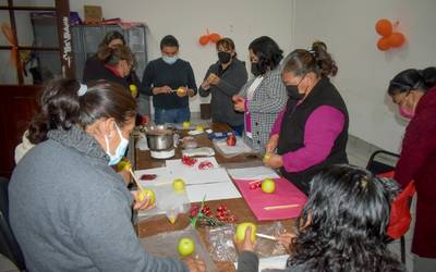 En esta ocasión el IMM capacitó a las asistentes en la preparación de manzanas cubiertas con chocolate o tamarindo. (EL SIGLO DE TORREÓN) 