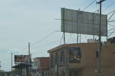 Van por revisión física de anuncios espectaculares de Torreón ante cercanía de temporada de tolvaneras.
