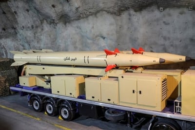 El misil 'Kheibar Shekan' (destructor de castillos) ha sido desarrollado por la Guardia Revolucionaria, está propulsado por combustible sólido y “tiene la capacidad de penetrar escudos contra misiles”. (EFE)