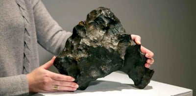 La piedra, llamada NWA 12690 y registrada en el Meteoritical Bulletin, encabeza una venta digital de casi setenta joyas extraterrestres  (ESPECIAL) 