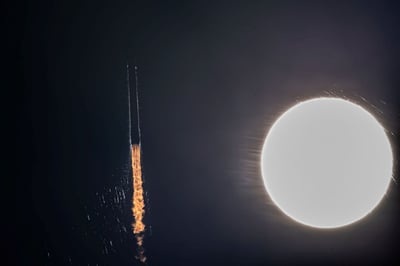Gray señaló el pasado mes que la segunda etapa de un cohete Falcon 9 que fue utilizado para lanzar en 2015 el satélite Observatorio Climático del Espacio Profundo (DSCOVR, por sus siglas en inglés) iba a chocar el próximo 4 de marzo en la Luna, tras lo cual dejaría un cráter de unos 20 metros. (ARCHIVO) 