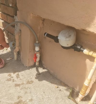 Siguen reportándose áreas con baja presión de agua potable o sin servicio en Torreón; ahora son vecinos de la colonia Eugenio Aguirre Benavides y anexas quienes se quejan de la situación.