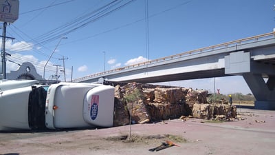 Se trata de un tráiler de plataforma, cargado con alrededor de 15 toneladas de cartón, el cual era conducido por Alán, de 29 años, originario de la ciudad de Durango. (EL SIGLO DE TORREÓN)