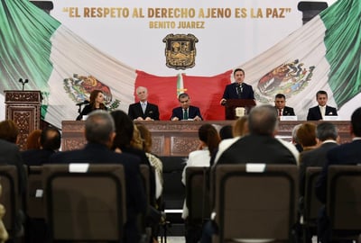 El gobernador expresó unas palabras en la sesión solemne por los 100 años de El Siglo de Torreón. (ÉRICK SOTOMAYOR)