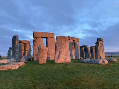 El circulo de grandes piedras que forman este conjunto, erigido entre finales del Neolítico y principios de la Edad del Bronce, puede haber representado un calendario que seguía un año solar de 365.25 días y estaba calibrado por la alineación de los soslticios. (ARCHIVO) 
