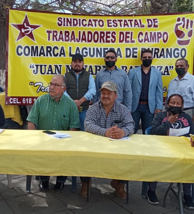 Sindicato Estatal de Trabajadores del Campo, instaló una mesa de afiliación en la Plaza de Armas de Gómez Palacio.