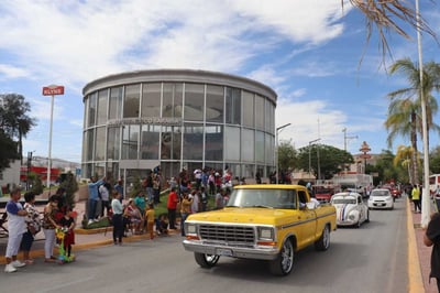 El desfile inició en la ciudad de Lerdo, recorrió el bulevar Alemán en Gómez Palacio y finalizó en Torreón.
