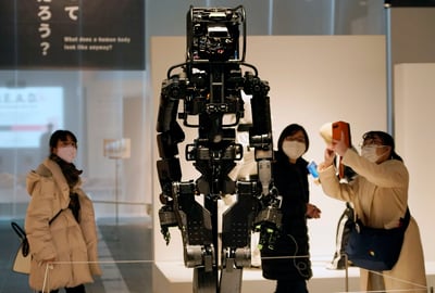 La exposición 'You and Robots - What is it to be Human?' (Tú y los robots - ¿Qué es ser humano?), en el Museo Nacional de Ciencias Emergentes e Innovación (Miraikan) de Tokio, 'no busca sólo mostrar muchos robots, sino hacer reflexionar sobre el cuerpo, la mente y la vida del ser humano a través de los robots', (ARCHIVO) 