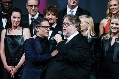 Imagen Guillermo del Toro y Gael García sorprenden entonando una ranchera en Cannes