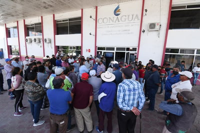 Usuarios del módulo 13 se plantaron al exterior de las instalaciones de Conagua de Torreón.