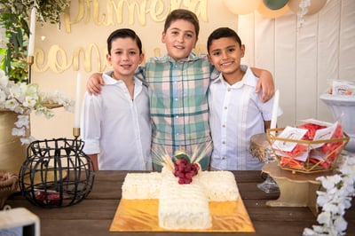 Rodrigo Madrazo festeja su Primera Comunión acompañado de toda su familia.