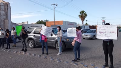 Por poco más de tres horas los maestros cerraron el bulevar Forjadores de Gómez Palacio. (EL SIGLO DE TORREÓN)