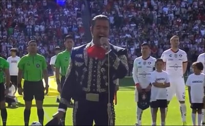 Imagen ¡Otra vez! Pablo Montero se equivoca en el Himno Nacional en el Chivas vs Atlas