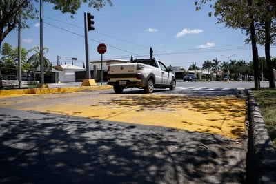 La avenida Madrid, en la colonia San Isidro, cuenta con varios reductores de velocidad, límite de 40 kilómetros por hora en velocidad y otros elementos; esto a diferencia de otros puntos de Torreón. (EDIE RUIZ)