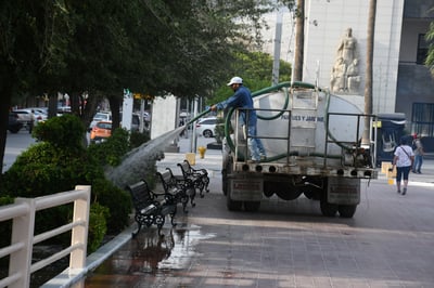 Cerca de 40 plazas en Torreón se riegan con agua tratada, esperan llegar a 193 en el mes de agosto. (EL SIGLO DE TORREÓN)