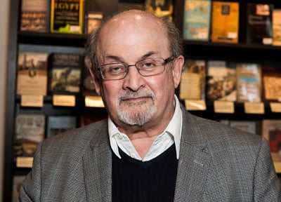 Imagen Médicos retiran respirador artificial a Salman Rushdie
