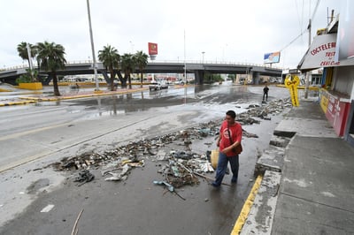 Mantienen el proceso de limpia en drenajes de la ciudad Torreón, en últimos días han retirado unas 7 toneladas de desechos. (EL SIGLO DE TORREÓN)