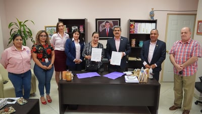 Pastel y mariachi amenizaron la celebración del 24 aniversario de la Universidad Tecnológica de Torreón.