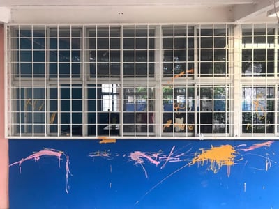 Dejaron marcas de pintura en las paredes y puertas de las aulas,quebraron vidrios, entre otros desperfectos. (EL SIGLO DE TORREÓN)