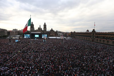 Cerca de 280 mil personas acudieron ayer al concierto gratuito de Grupo Firme en el Zócalo de Ciudad de México. (EFE)