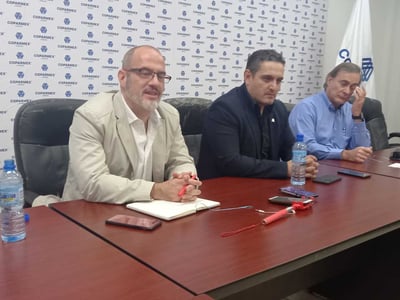 Max Kaiser, el presidente de Coparmex Laguna, Jorge Reyesy Juan Pablo Castañón, expresidente de Coparmex y el CCE. (EL SIGLO DE TORREÓN)