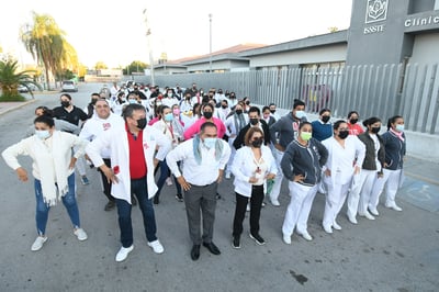 En la caminata participaron profesionales de salud así como derechohabientes de la clínica. (EL SIGLO DE TORREÓN)