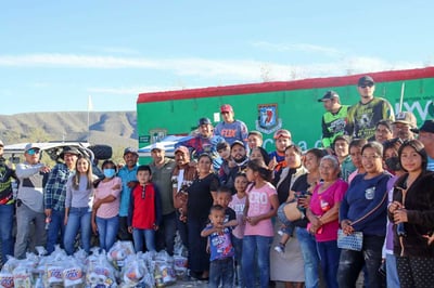 Los participantes realizaron la entrega de despensas, ropa y medicamento para familias de bajos recursos. (EL SIGLO DE TORREÓN)