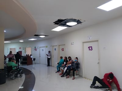 Se siguen luciendo los espacios vacios de los plafones sobre consulta externa del Hospital. (EL SIGLO DE TORREÓN)