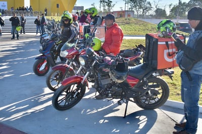 Entrega Municipio de Torreón cascos para motociclistas por aplicación que recibieron capacitación.
