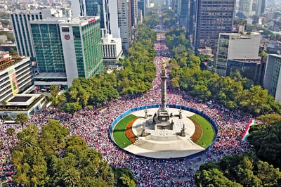 Cientos de miles de personas en al menos 44 ciudades del país manifestaron su respaldo al INE y reprobaron la reforma electoral. (ARCHIVO)