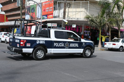 Elementos de la Policía Municipal ayudaron a una mujer de la tercera edad en la colonia Valle de Chapala.