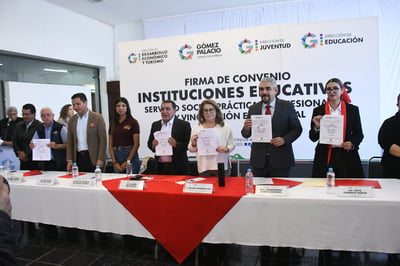 La alcaldesa, Leticia Herrera Ale, agradeció a las diferentes instituciones educativas por su trabajo y convicción en favor de la calidad educativa de los jóvenes. (FERNÁNDO COMPEÁN / EL SIGLO DE TORREÓN)
