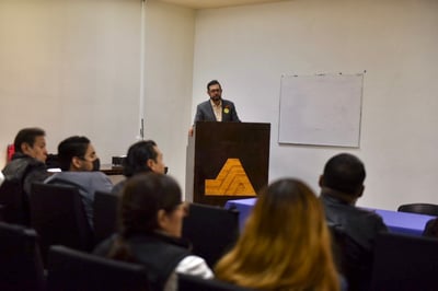 El doctor Jorge Saavedra impartió una plática en el Hospital General, en el marco del Día Mundial de la Lucha contra el Sida. (ÉRICK SOTOMAYOR)