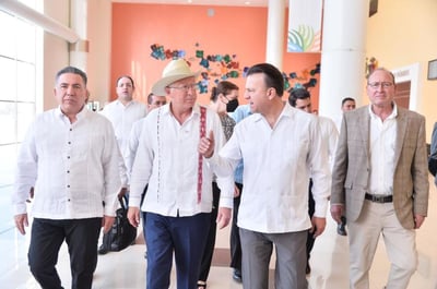 Representantes de los tres gobiernos e inversionistas del Corredor T-MEC se reunieron con el embajador Ken Salazar. (EL SIGLO DE TORREÓN)