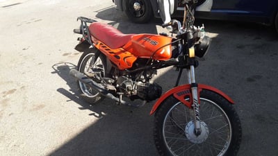 Una joven circulaba en una moto robada en Torreón y hombres intentaron defenderla.
