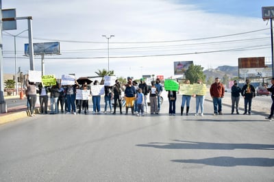 Por la tarde, un grupo de maestros de las secciones 35 y 44 bloquearon un tramo del bulevar Miguel Alemán de Gómez Palacio. (EDUARDO RUÍZ / EL SIGLO DE TORREÓN)