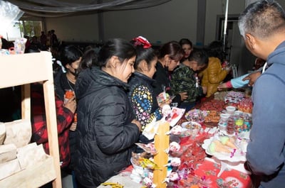 Gracias a la respuesta de decenas de padrinos, 60 niños lograron recibir varios regalos. (EL SIGLO DE TORREÓN)