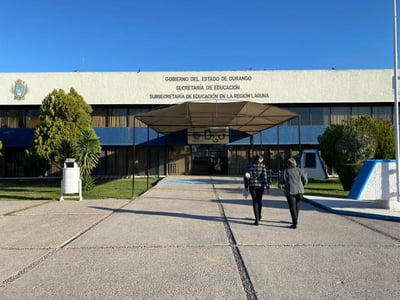 La Subsecretaría de Educación en Gómez Palacio fue sede del pago del aguinaldo proporcional en cheque. (EL SIGLO DE TORREÓN)