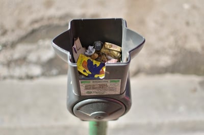 Algunos parquímetros del Centro de Torreón ya lucen más como basureros que como dispositivos para regular el tiempo de estacionamiento.