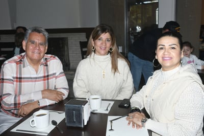 Enrique Pérez, Ana Cecilia Minaretes y Adriana Niño (EL SIGLO DE TORREÓN/FERNANDO COMPEÁN)