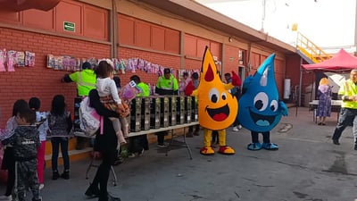 Imagen Organizan festejo de Día de Reyes a corporación de Bomberos Torreón