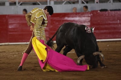 Gran tarde tuvo Arturo Gilio Quintero en la Feria de Moroleón, cortó una oreja a su primer toro e indultó a su segundo enemigo. (Cortesía Casa Toreros)