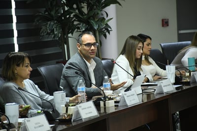 El director de Servicios Administrativos, Víctor Navarro, compareció ante los regidores. (FERNÁNDO COMPEÁN / EL SIGLO DE TORREÓN)