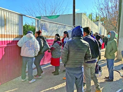 Baja fue la afluencia de padres de familia y estudiantes que se registró el día de ayer para el pago de beca Benito Juárez en Sader en Lerdo.
