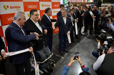 Momento en que fue realizado el corte inaugural de la tienda Soriana Hiper Viñedos (EL SIGLO DE TORREÓN/EDUARDO RUIZ)