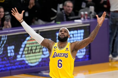 Celebra el estelar LeBron James luego de convertirse ayer en el máximo anotador en la historia de la NBA.