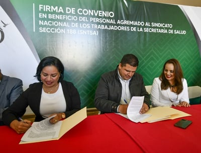 El alcalde reconoció en la líder Rafaela Zapata la labor de gestión a favor del personal médico. (CORTESÍA)